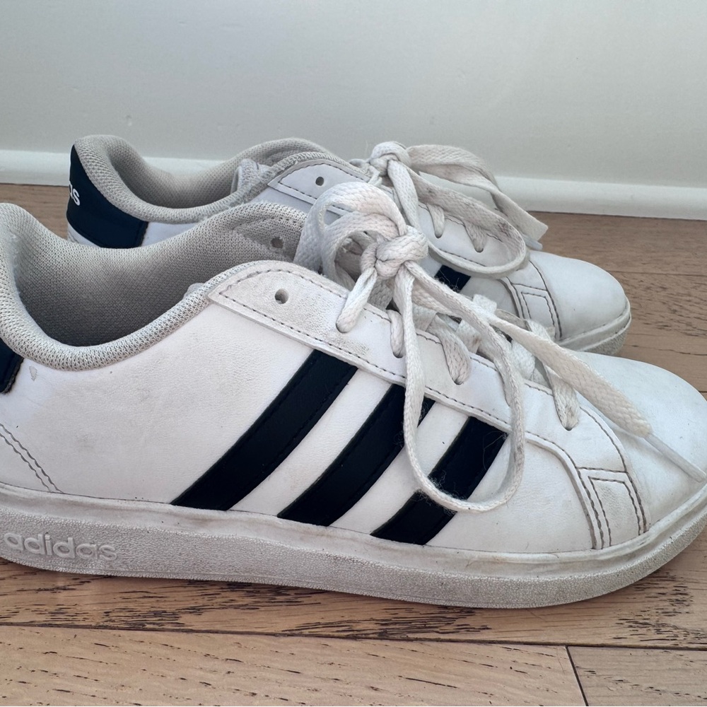 Adidas Unisex Kids Grand Court 2.0 Tennis Shoe, white/black Size US 3 Pre Owned